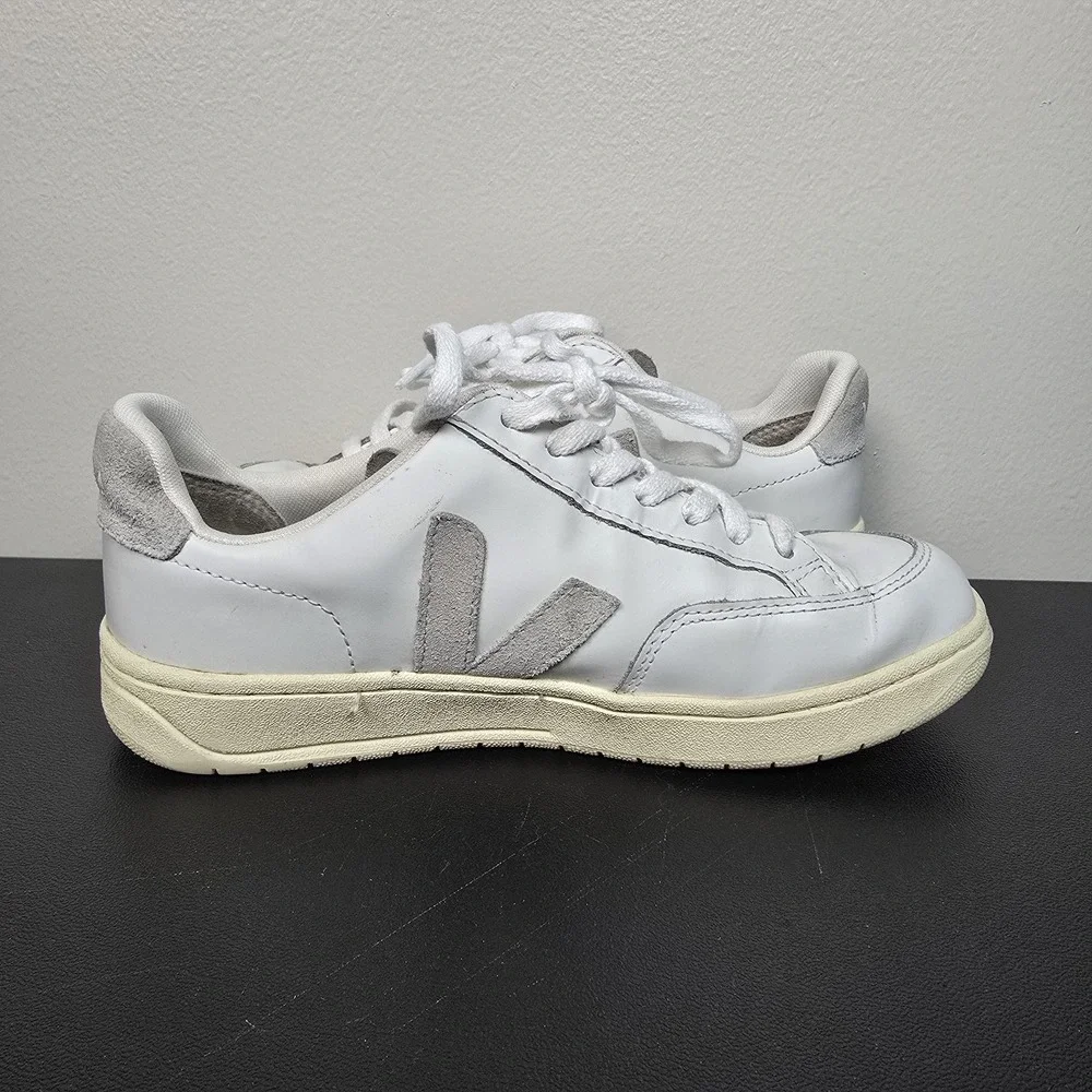 Veja Shoes Womens Size 5 White V-12 Leather Casual Walking‎ Athletic Sneakers